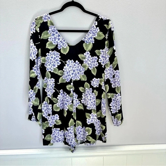 MinkPink Women’s Long Sleeve V-Neck Black w/ Purple Floral Romper Size S GUC - Picture 2 of 10